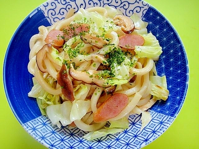 キャベツと椎茸ウインナーの焼きうどん