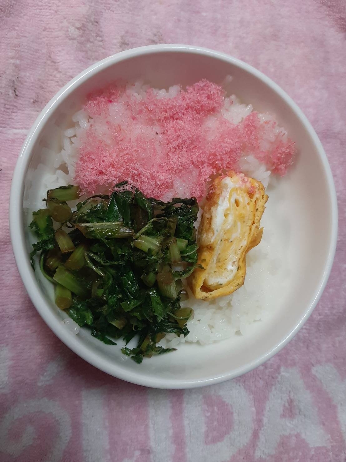 桜でんぶと卵焼きと大根葉のバター醤油炒めの三色丼