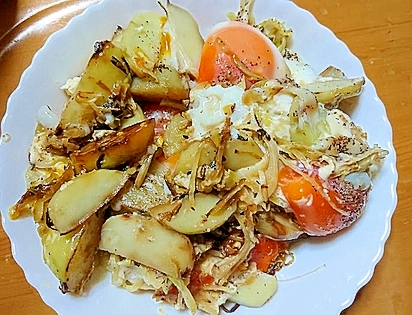 半熟卵とじゃが芋とキャベツの炒め物