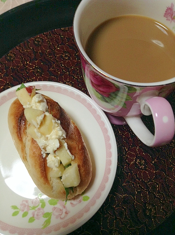 水菜とりんごのクリチサンド＆美的カフェオレ