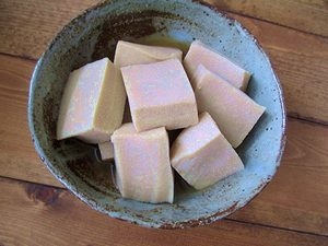 こんばんは（u u）　子供の頃は嫌いだった高野豆腐も歳を重ねるごとに好きになりましたｗ　不思議な食感はそのままでも味つけがミソですね。　美味しかったです＾＾*