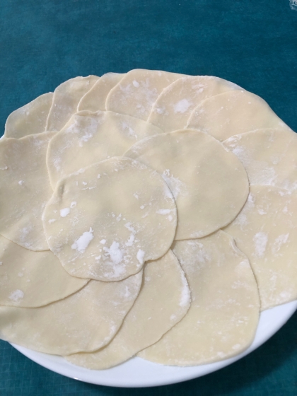 薄力粉とお湯だけ！超簡単で美味しい☆手作り餃子の皮