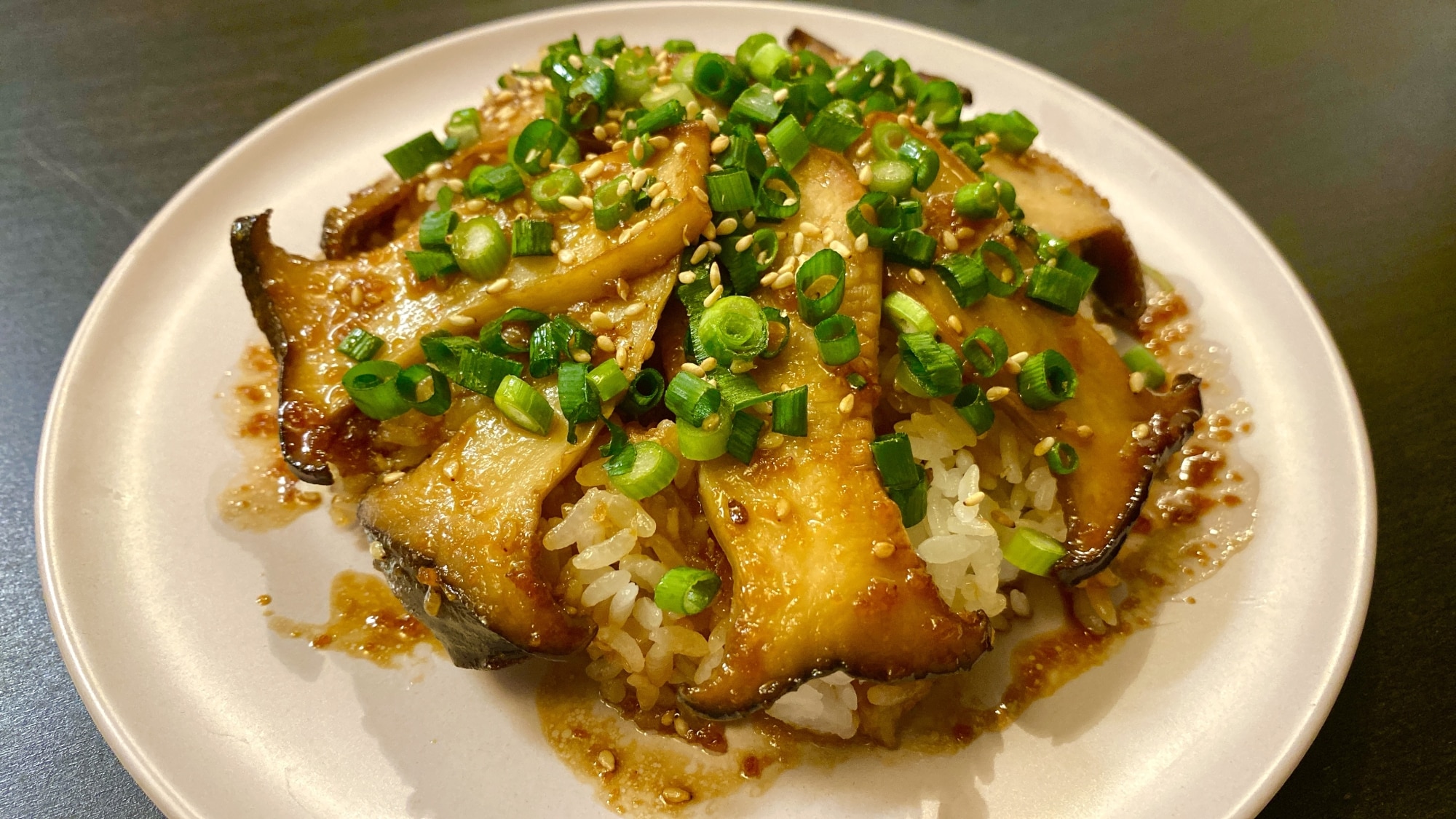 切って炒めるだけ！【無限エリンギ丼】 レシピ・作り方 by KZ COOKING