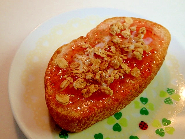 苺ジャムとグラノーラのシナモン香るフランスパン