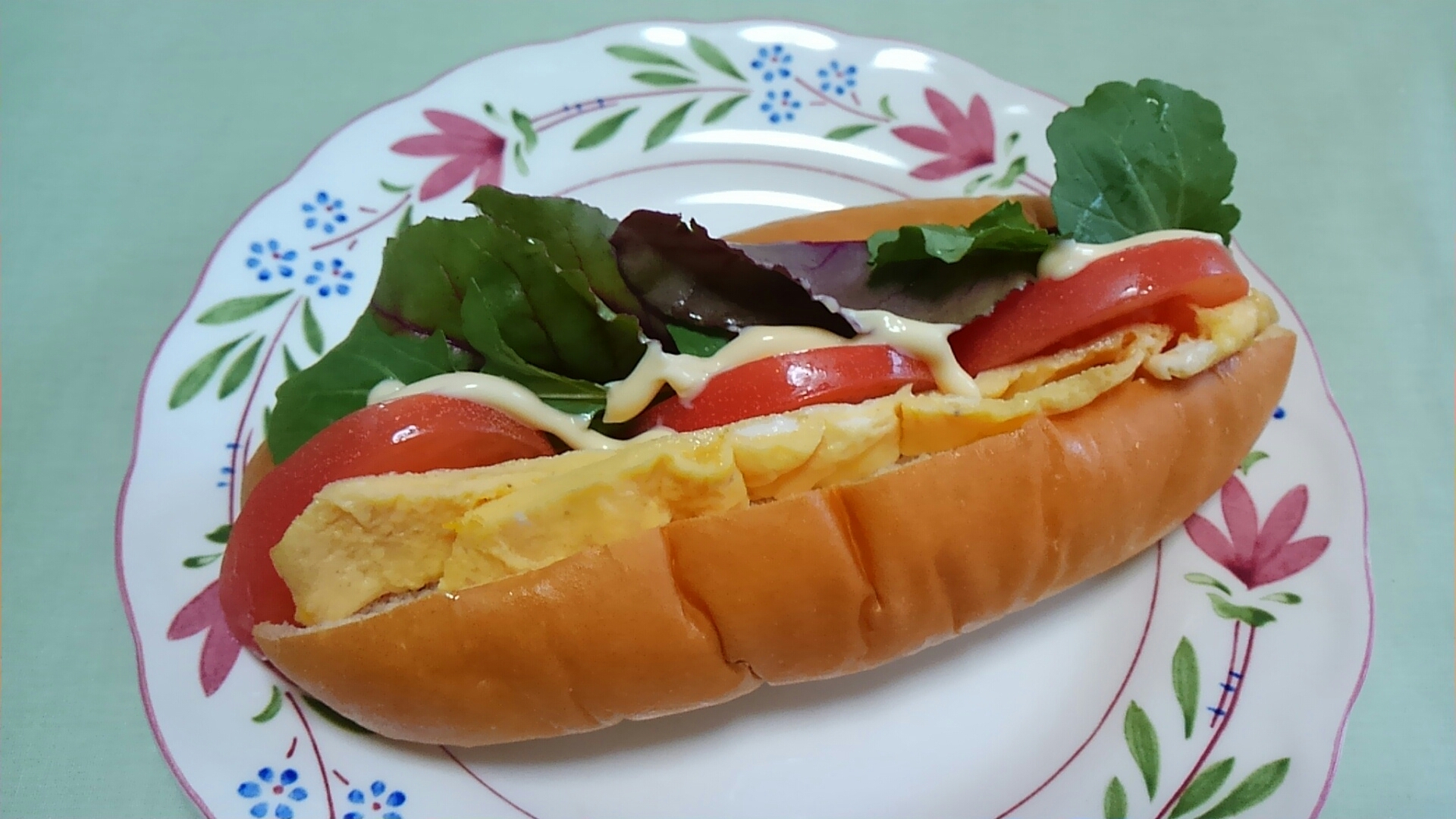 ベビーリーフとトマトと卵焼きのホットドッグ＊