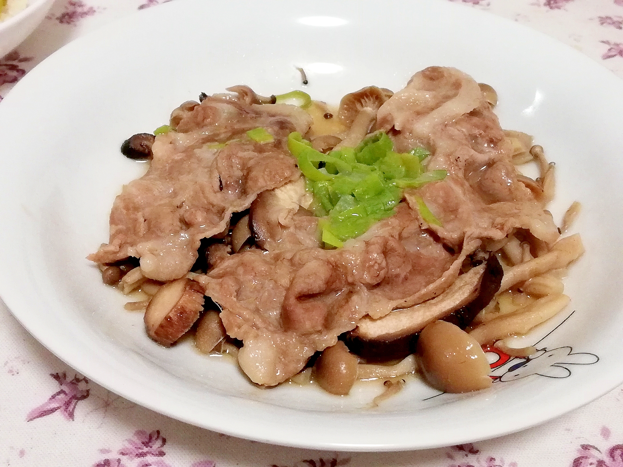 たっぷりキノコと豚肉の簡単レンジ蒸し