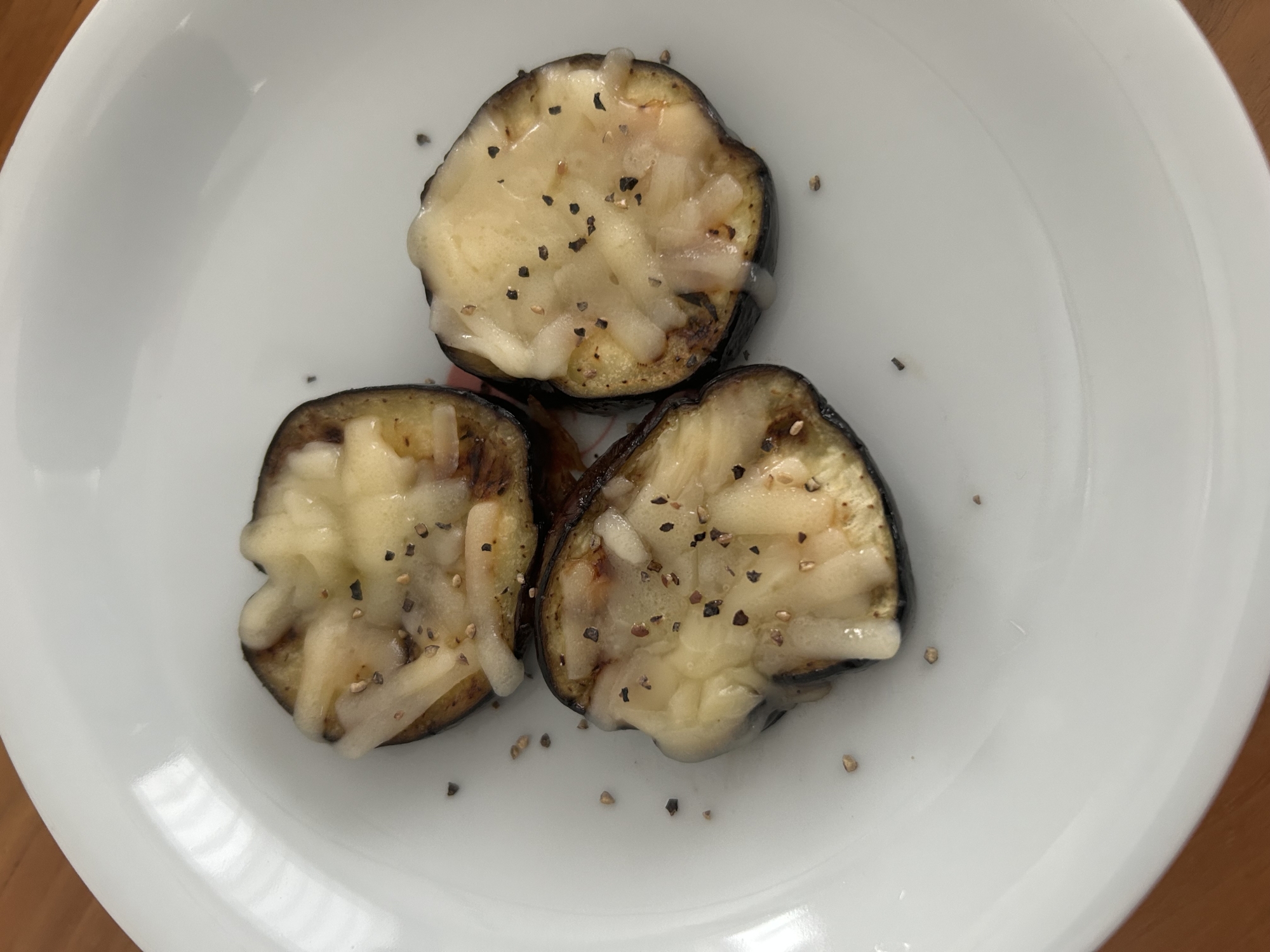 国産チーズをのせたなすのバター焼き