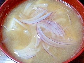豆腐と紫玉ねぎの味噌汁