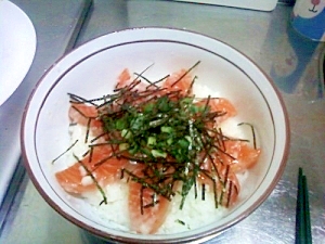 醤油いらず！サーモンの塩麹ヅケ丼。