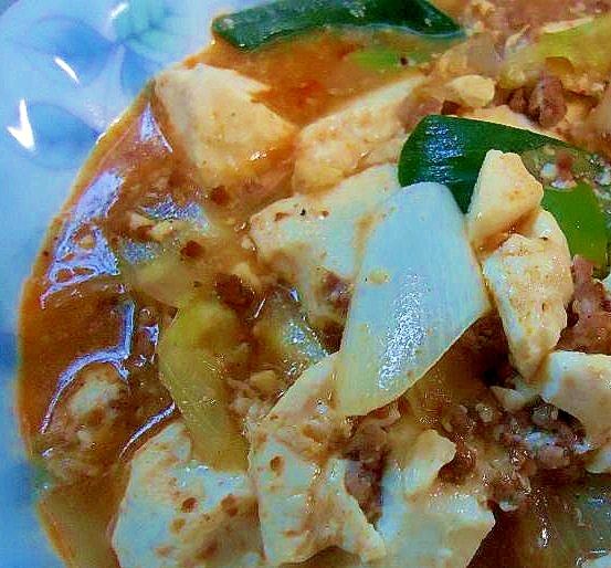 皿に盛られた味噌汁で麻婆豆腐風