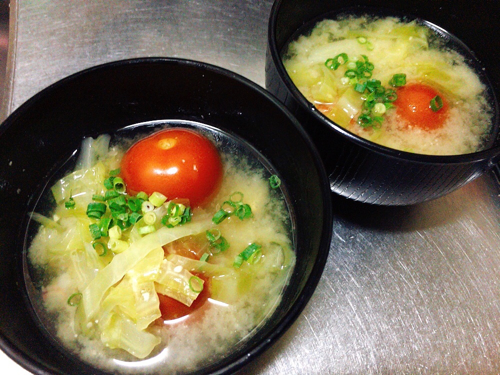 ミニトマトとキャベツの味噌汁