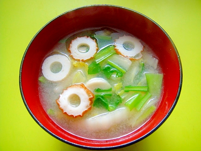 白菜とかぶの葉ちくわの味噌汁