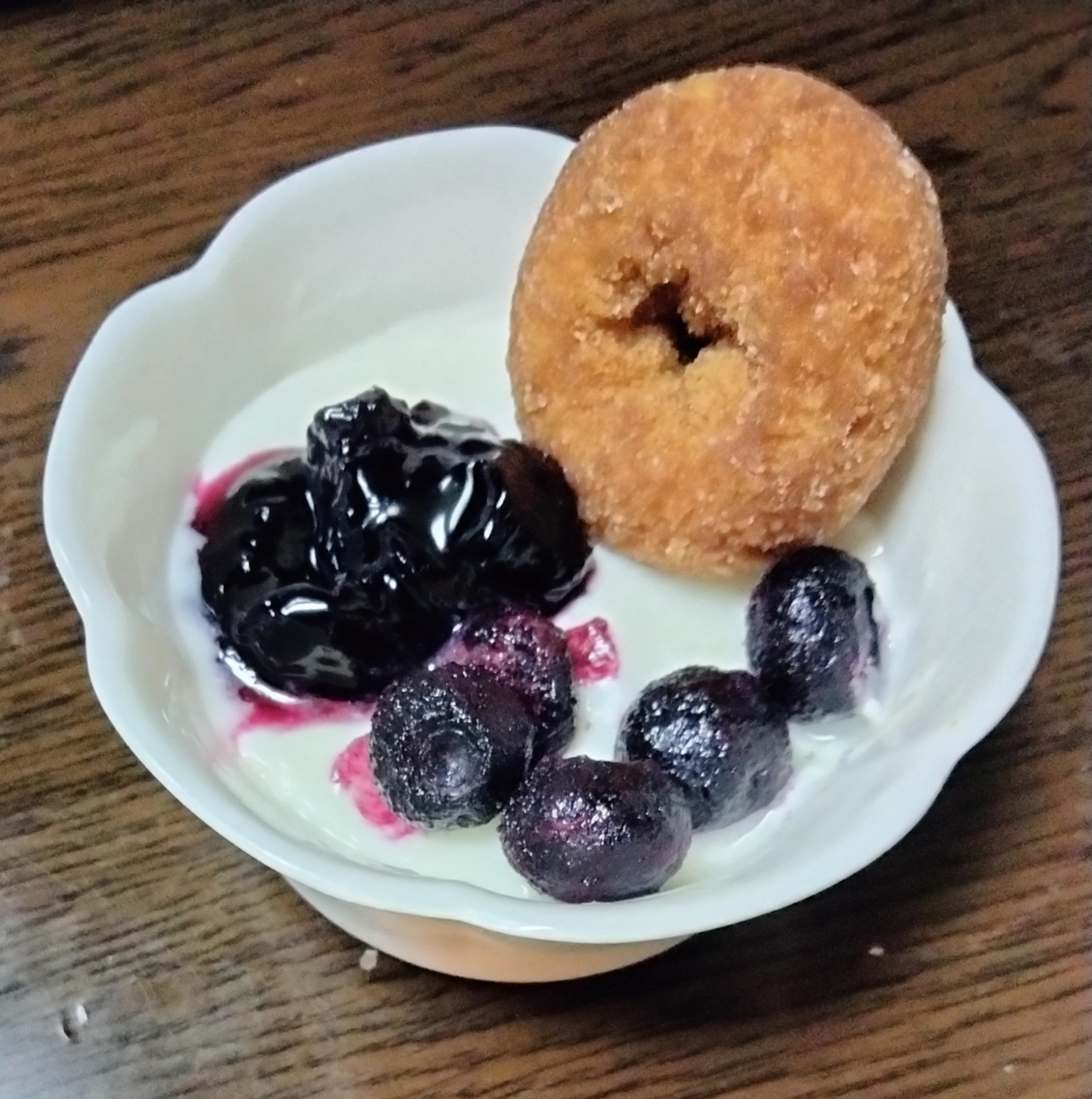 今日のヨーグルト♡Wブルーベリー&ミニドーナツ