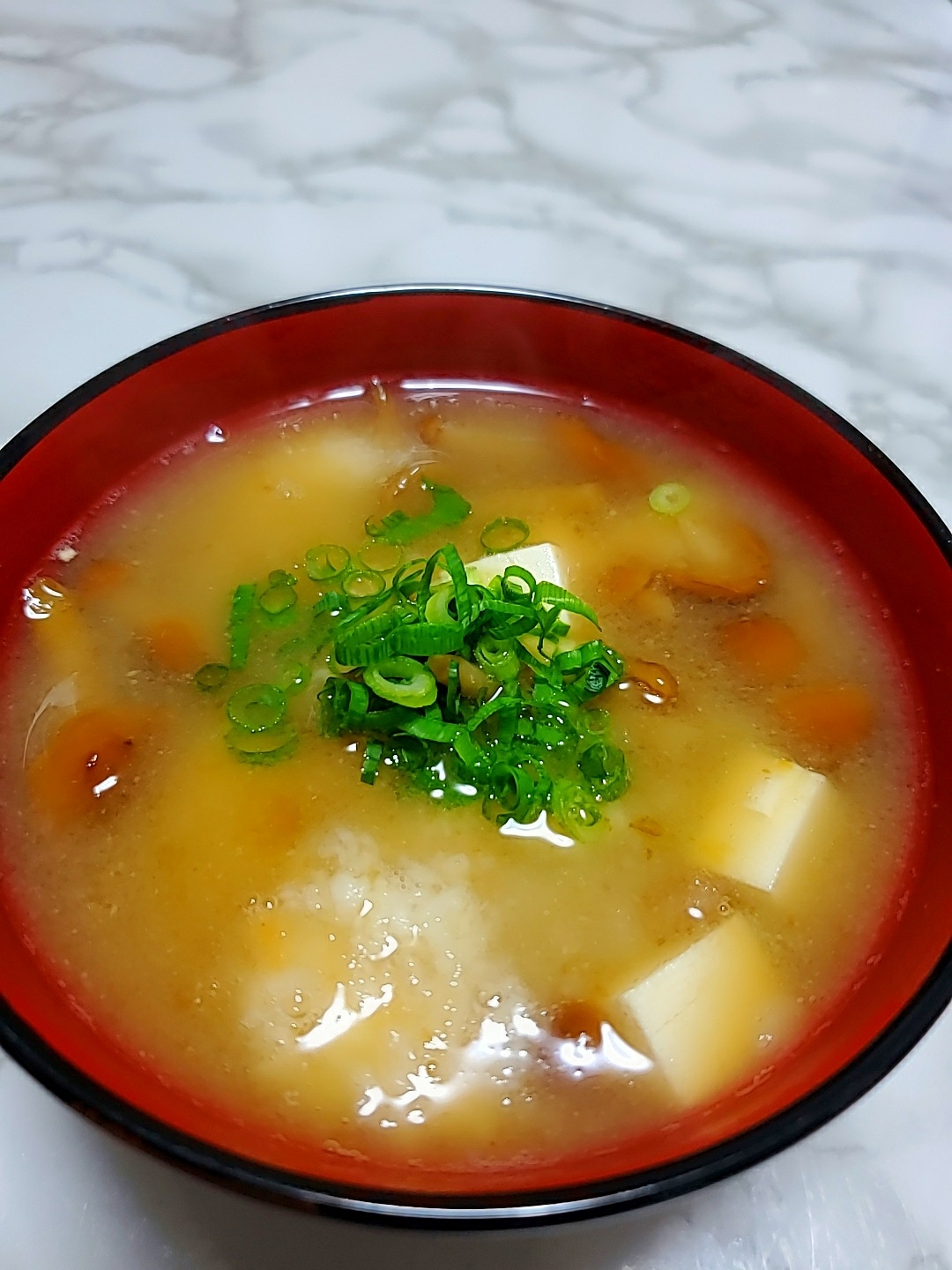 ナメコと豆腐のとろろ味噌汁