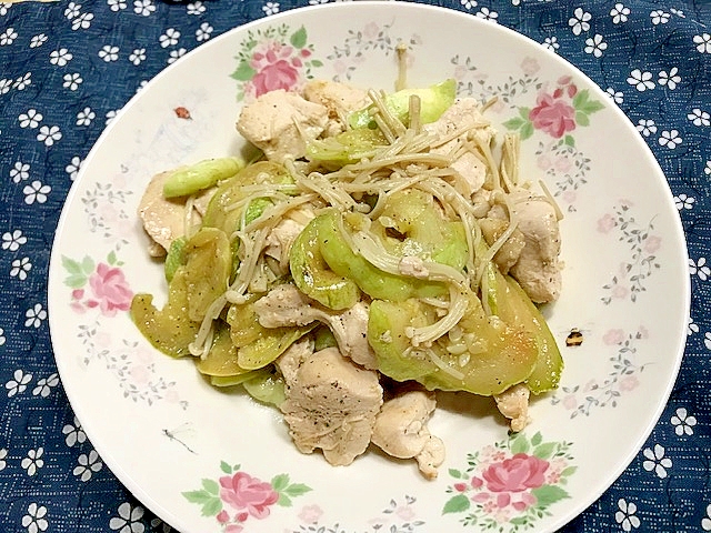 鶏ムネ肉とズッキーニとえのきの炒め物