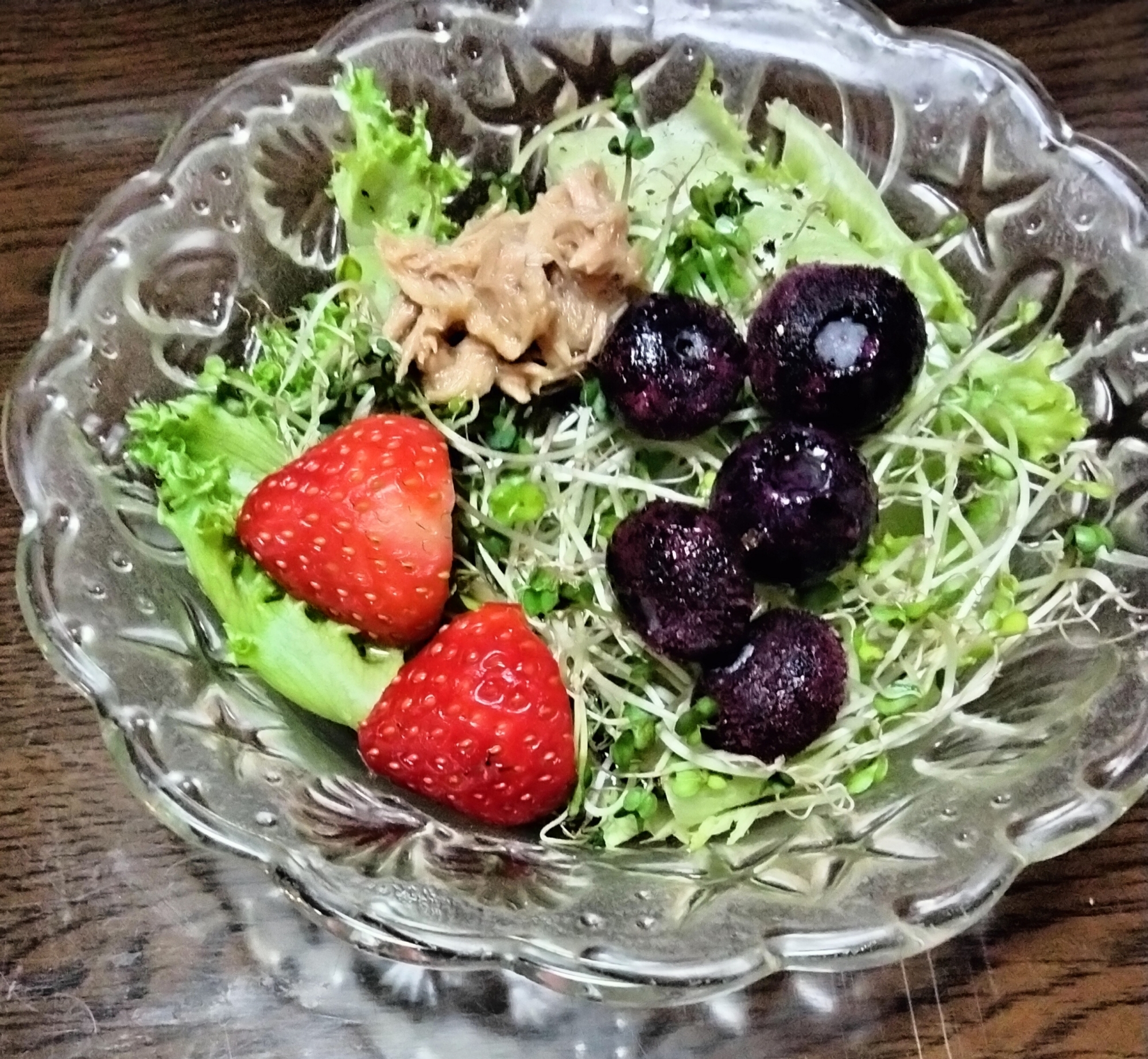 ブルーベリーいちごツナのせた野菜サラダ