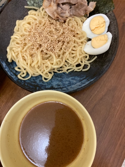 極太つけ麺の濃厚魚介醤油たれ