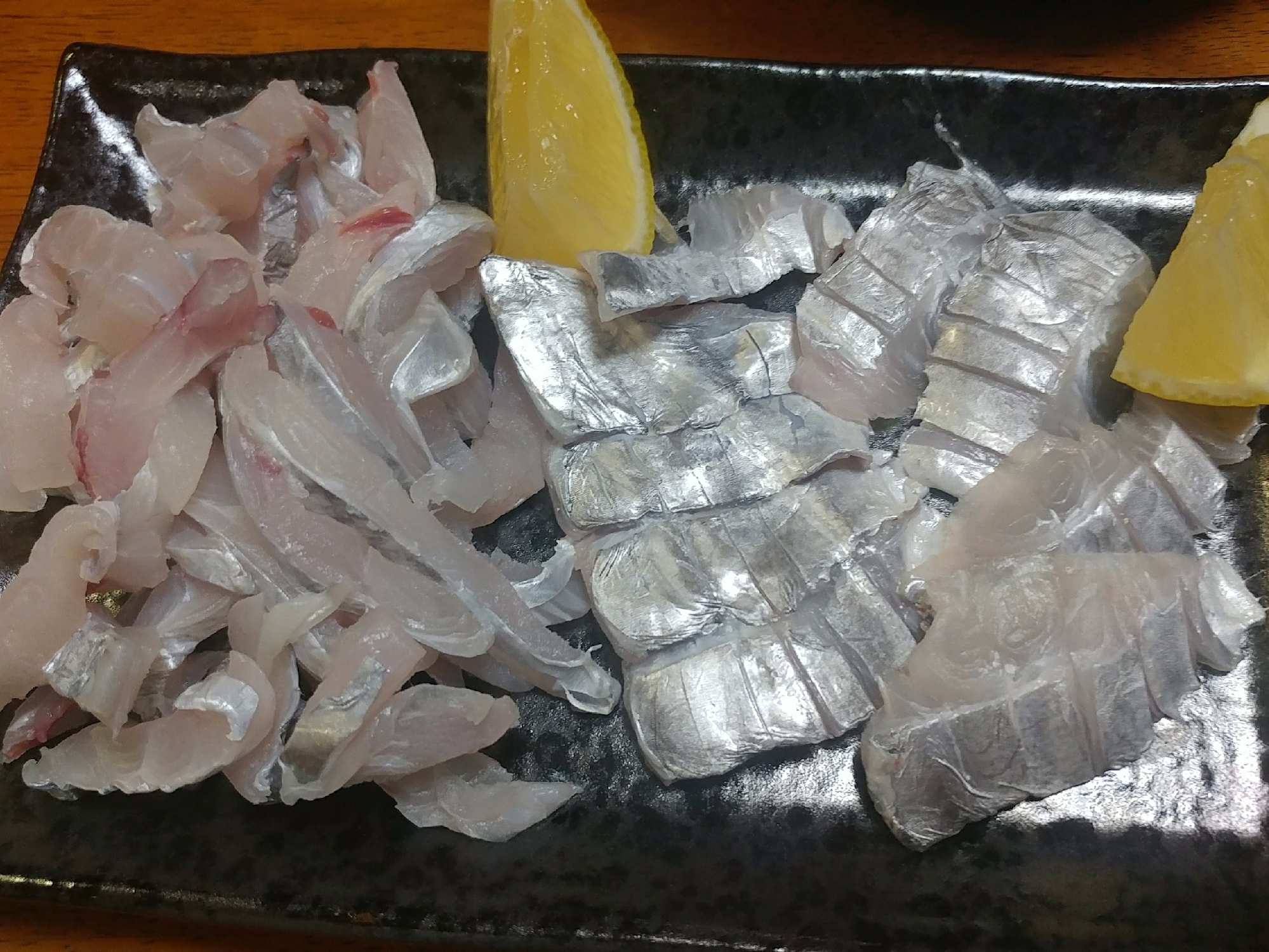 太刀魚のお刺身　レモンを添えて