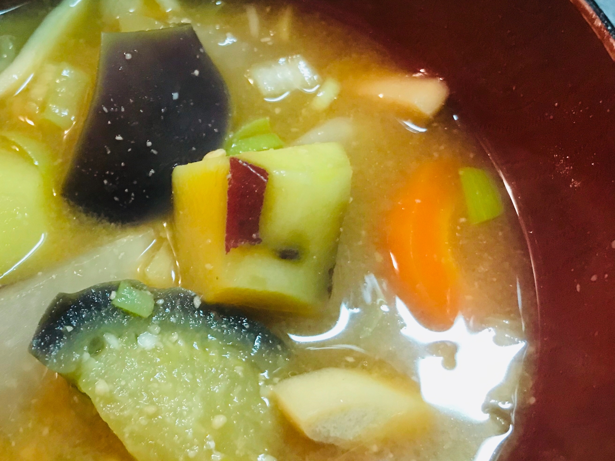 暑さに負けるな！サツマイモの野菜タップリお味噌汁