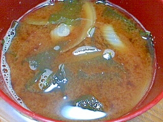ワカメと玉ねぎの赤味噌汁