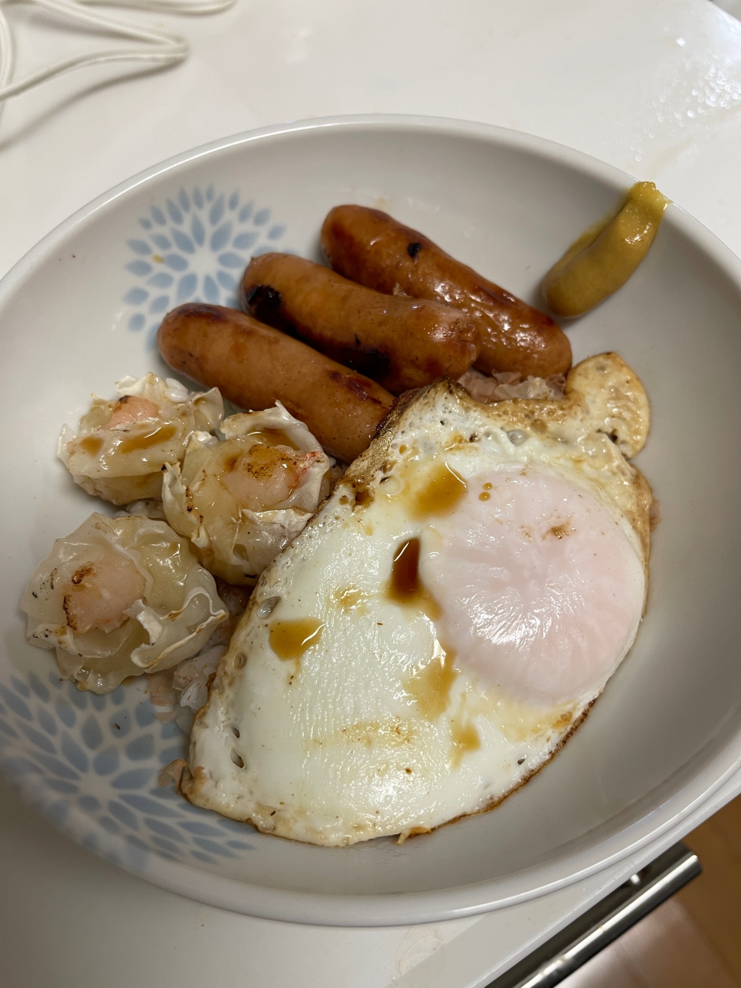 【男の料理】ソーセージ、焼売、目玉焼き丼