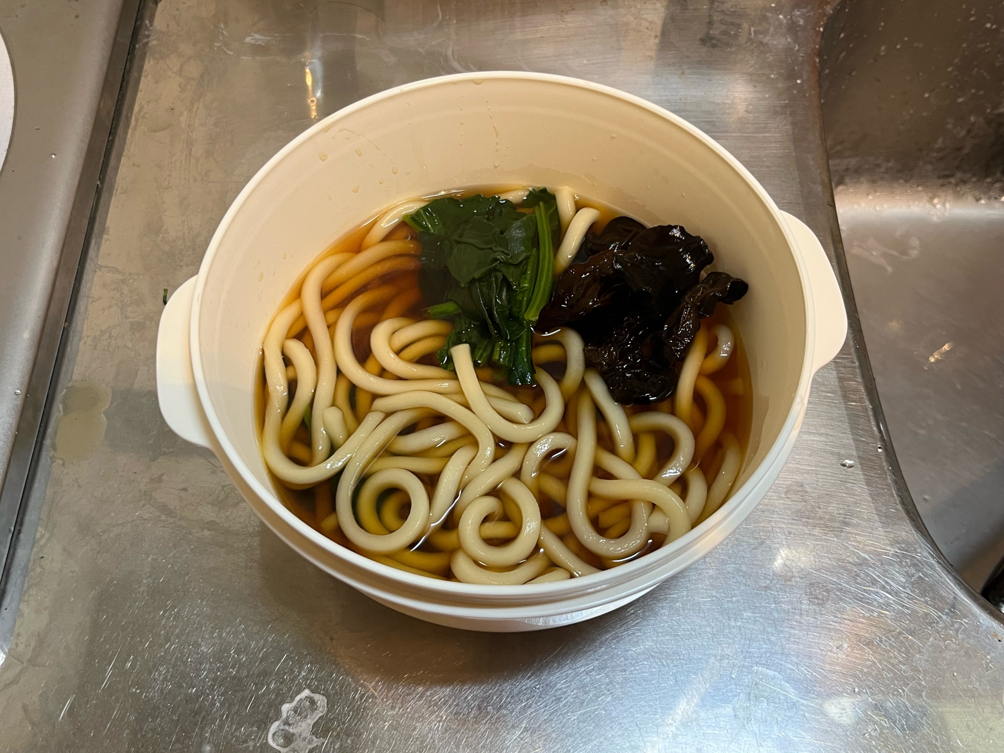 キクラゲとほうれん草の温うどん