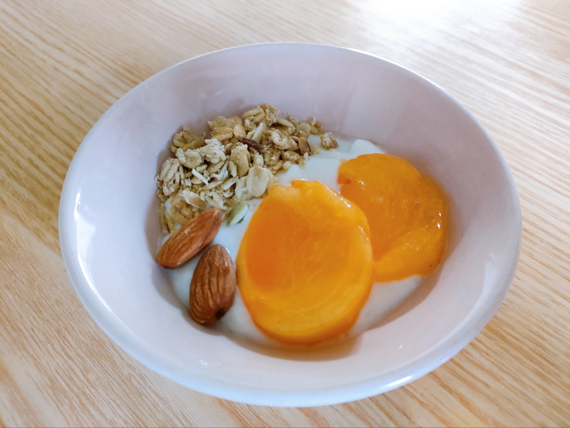 柿とグラノーラとアーモンドのヨーグルト