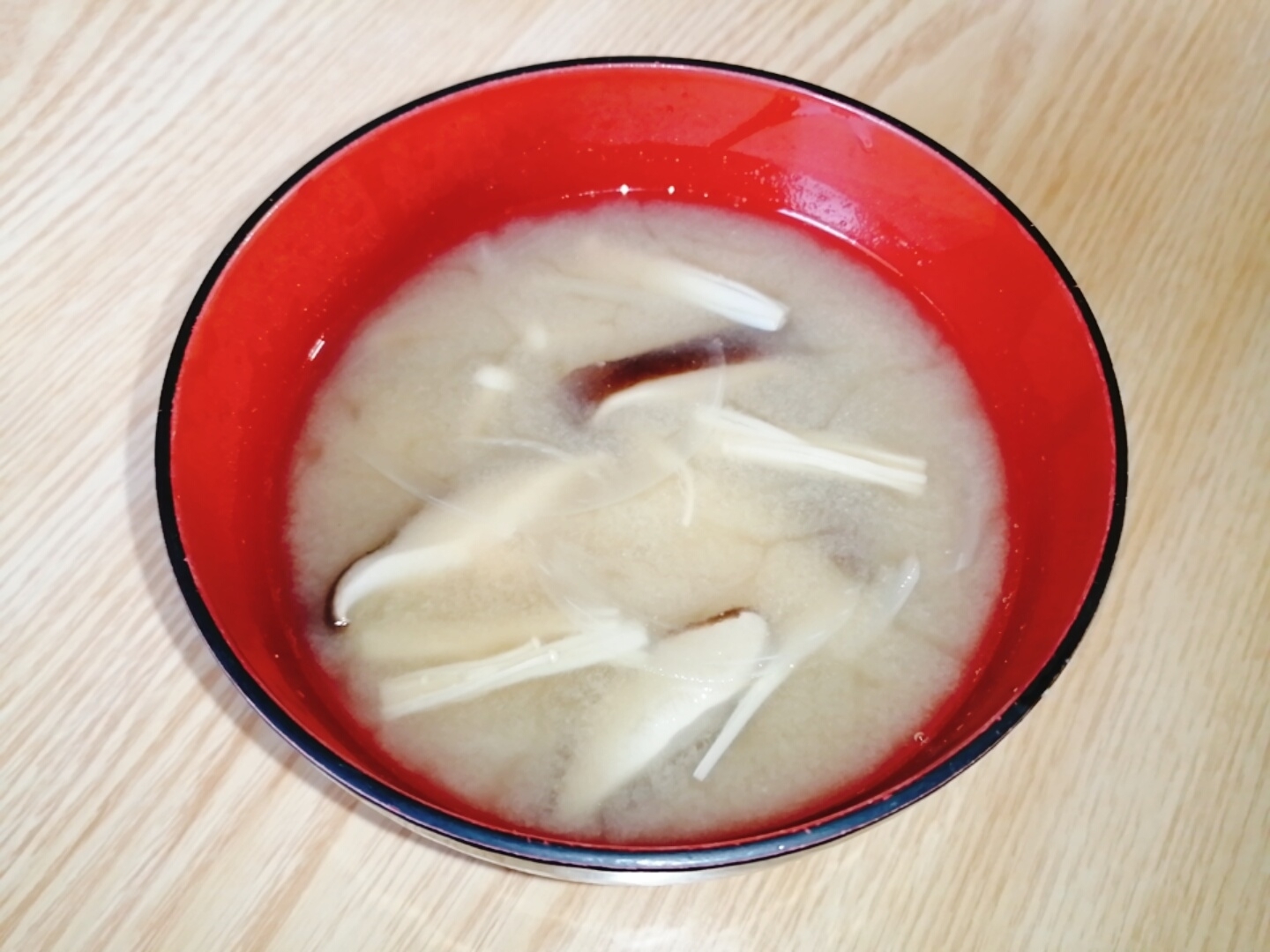玉ねぎと椎茸とえのきの味噌汁