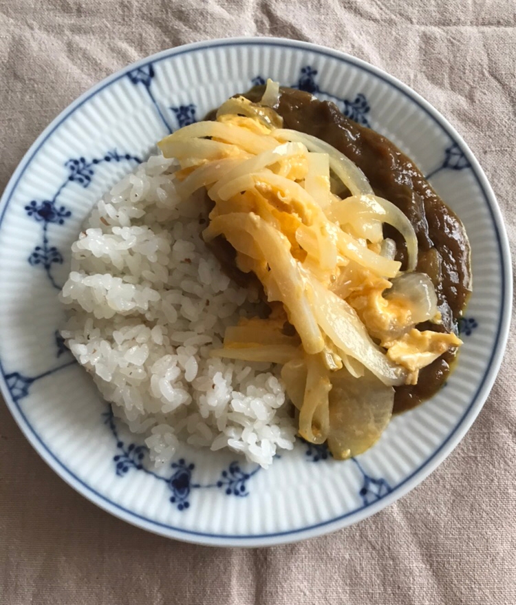 玉ねぎと卵の炒めのせカレー