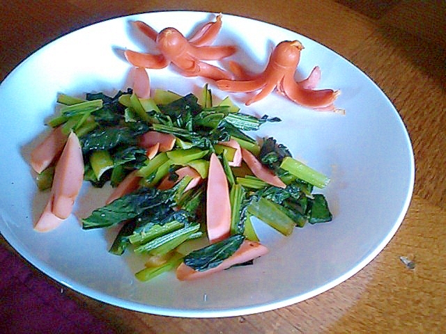 お弁当に簡単一品！小松菜と魚肉ソーセージ炒め