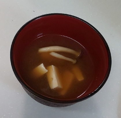 しめじと豆腐の味噌汁（赤みそ）