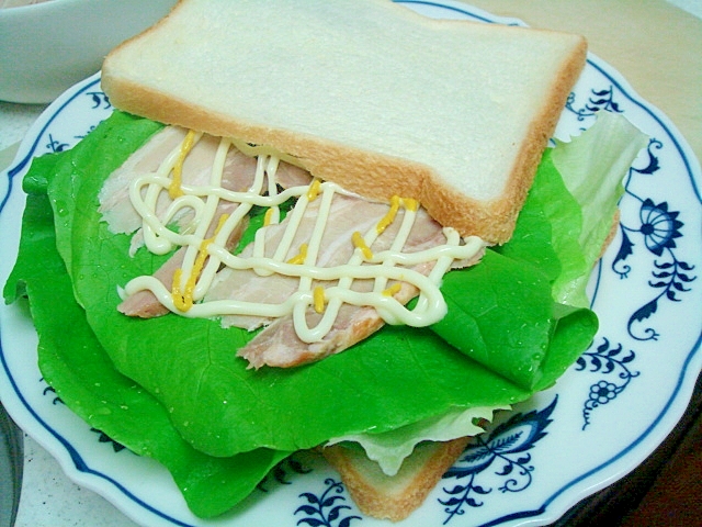 チャーシューとサラダ菜のからしマヨサンド