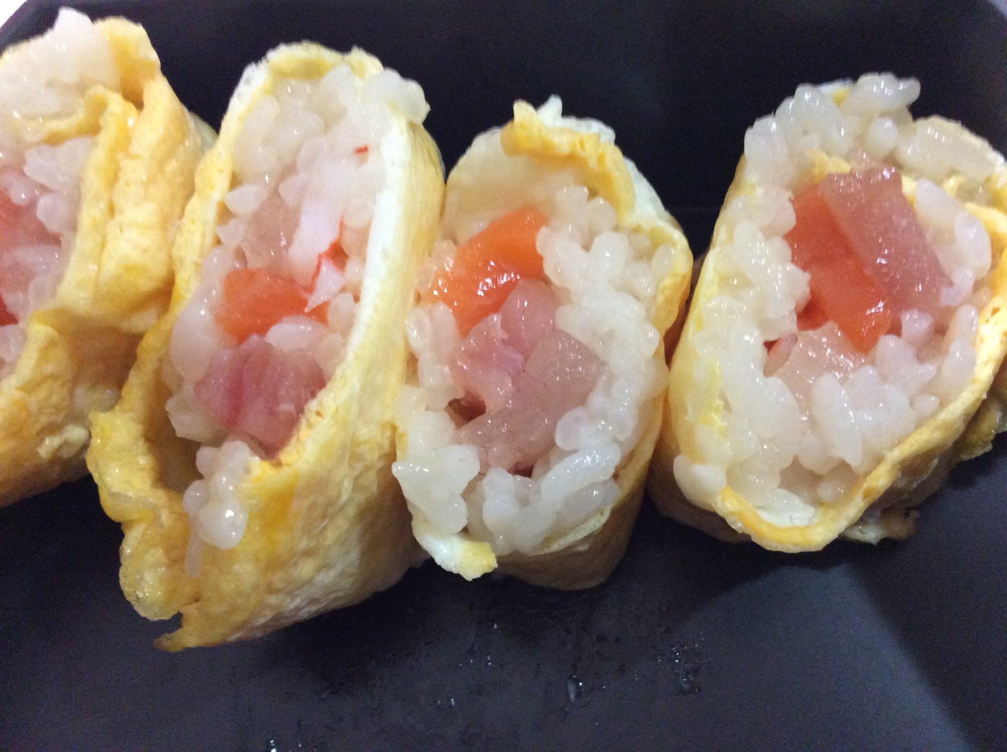 魚介入り卵巻き寿司
