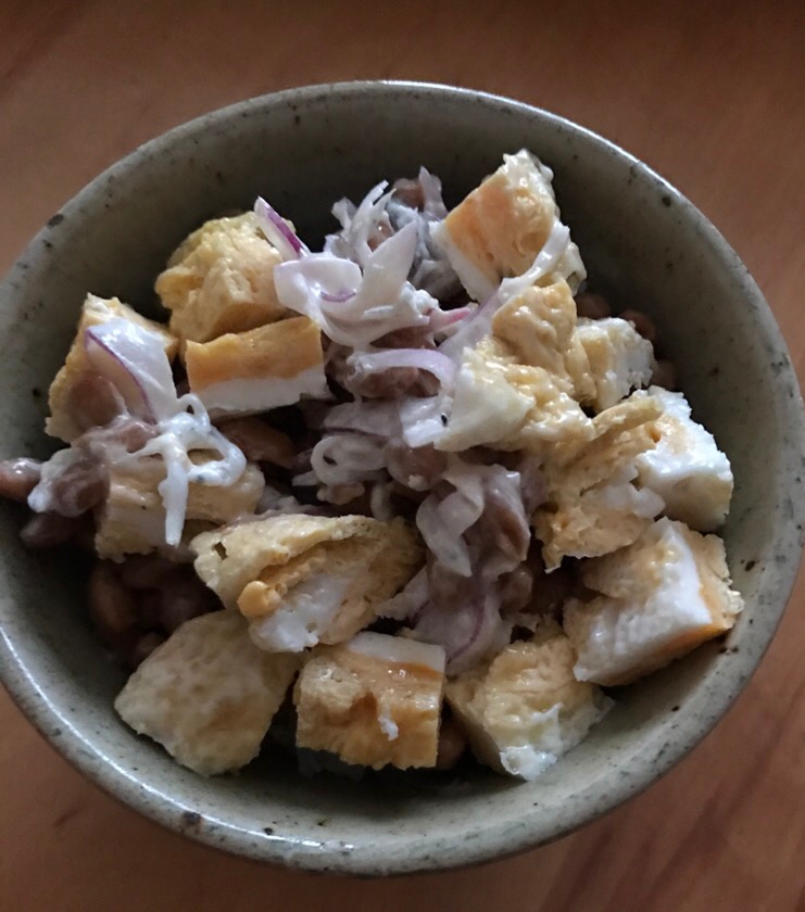卵焼きと紫玉ねぎ、しらすのマヨサラダ納豆ごはん