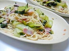 浅漬けの素で青梗菜とベーコンのパスタ