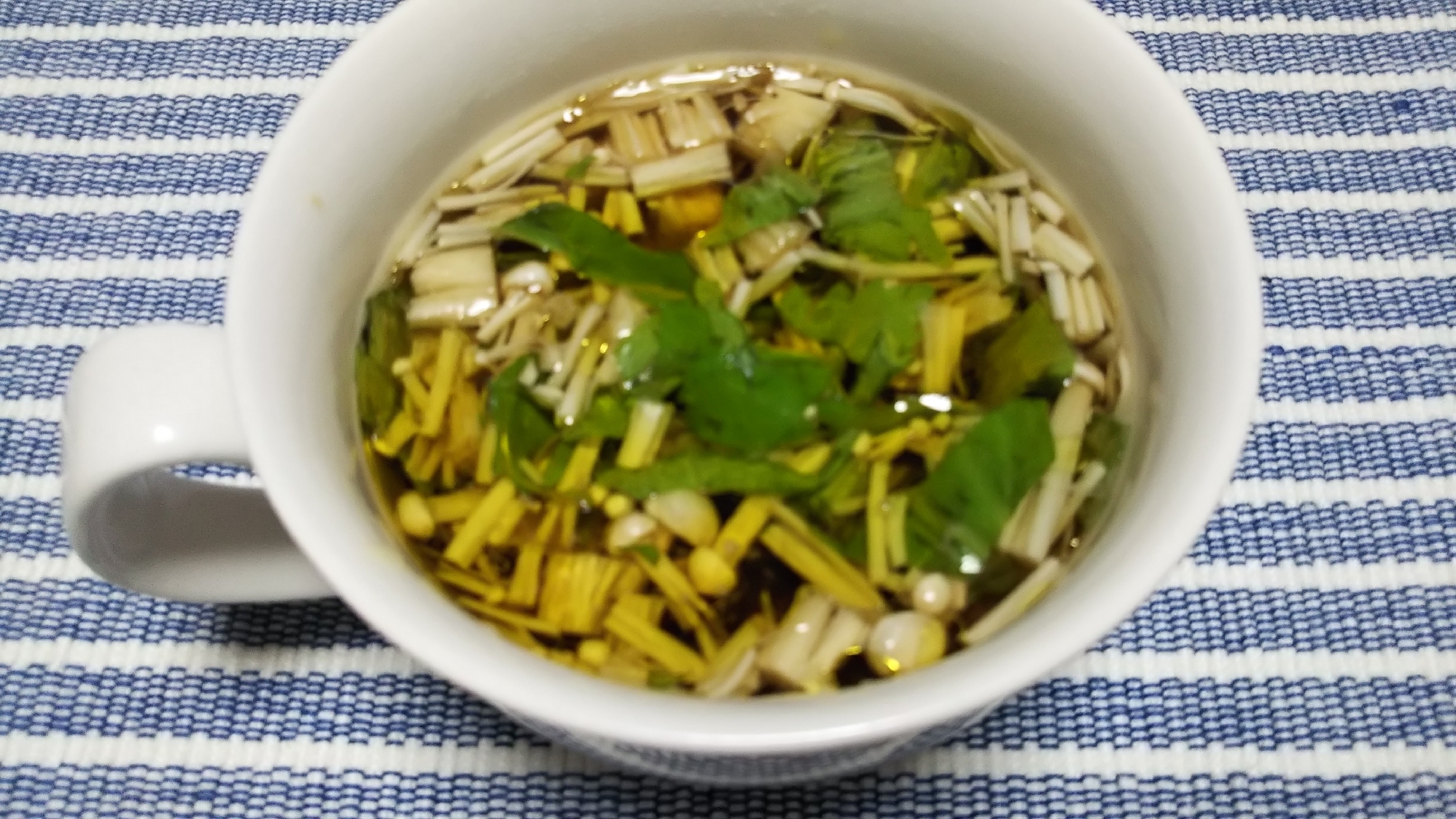榎茸とセロリ葉とオリーブオイルのスープ☆