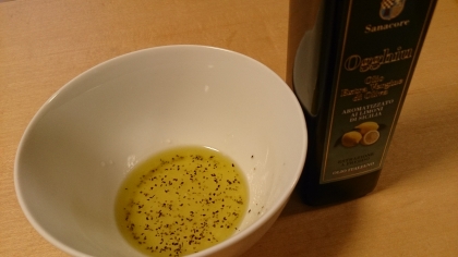 オリーブ油を切らしていたので、レモンオリーブ油で作ってみました。
パプリカやズッキーニと合わせました!!
さっばり美味しかったです♪
リピします!!