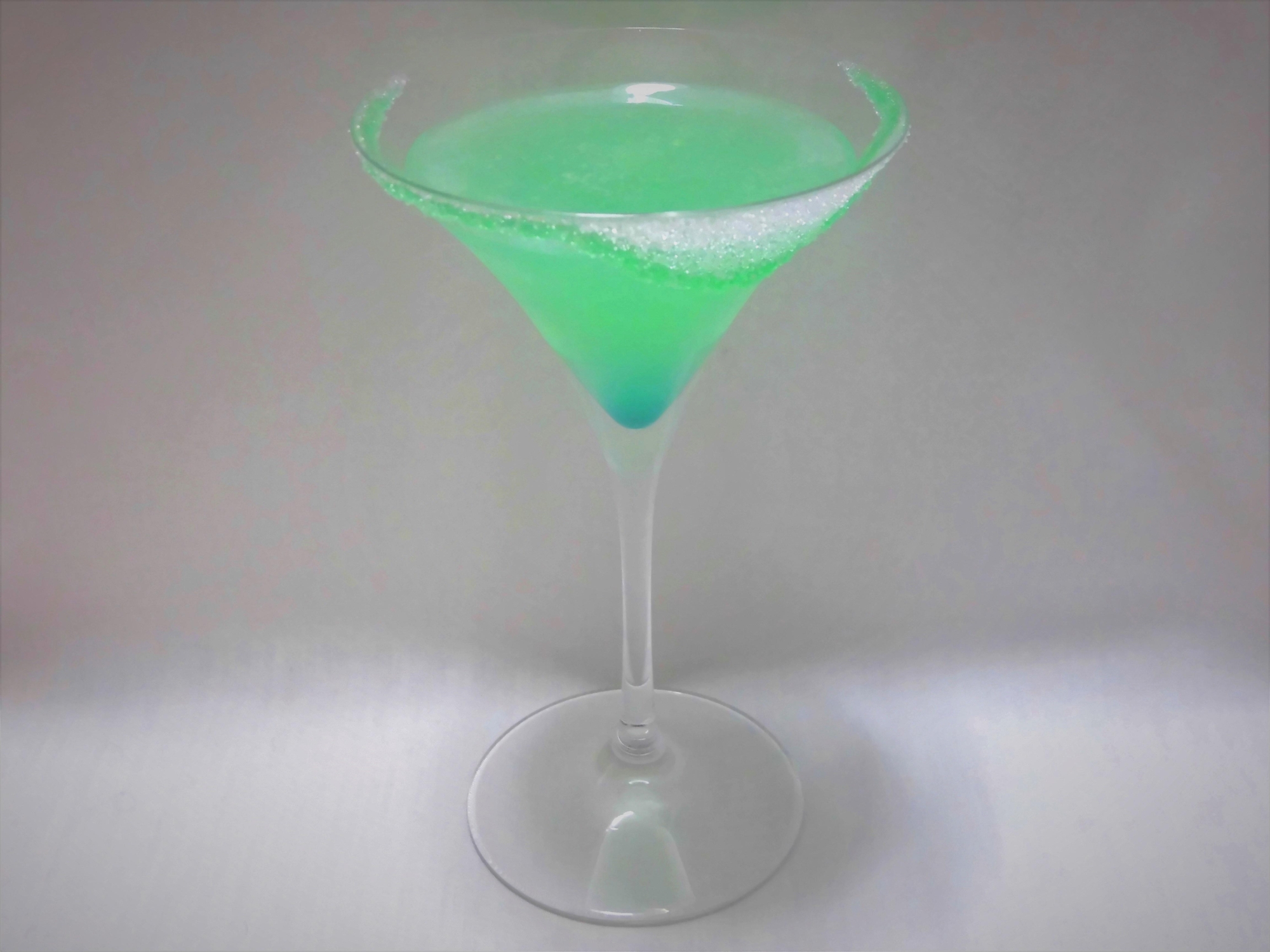 グラスに入ったエメラルド・オーシャン・カクテル