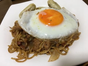 焼きそばには目玉焼き！黄身がやわらかい目玉焼き＾＾！　ソースとの相性最高でおいしくいただきました。ごちそうさまでした♪