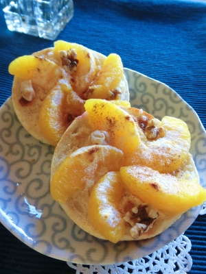 丸皿に盛り付けたオレンジのイングリッシュマフィン