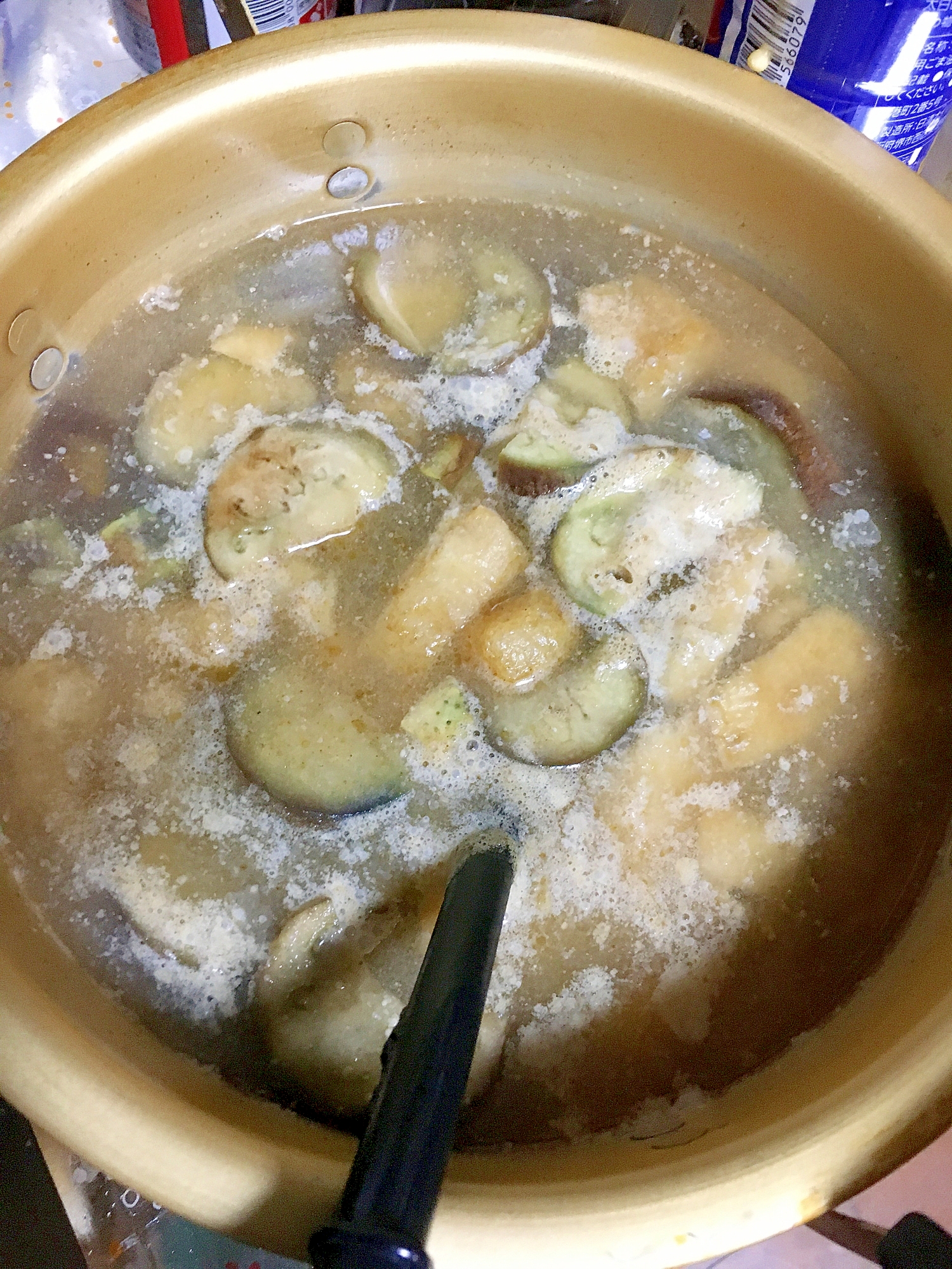 赤茄子と油揚げの味噌汁