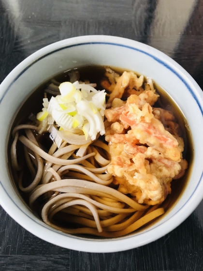 レシピを参考にして作ってみました。人参は天ぷらにすると甘みが出て良いですね。サクサクとした天ぷらと蕎麦がよく合っていて美味しくいただけました。