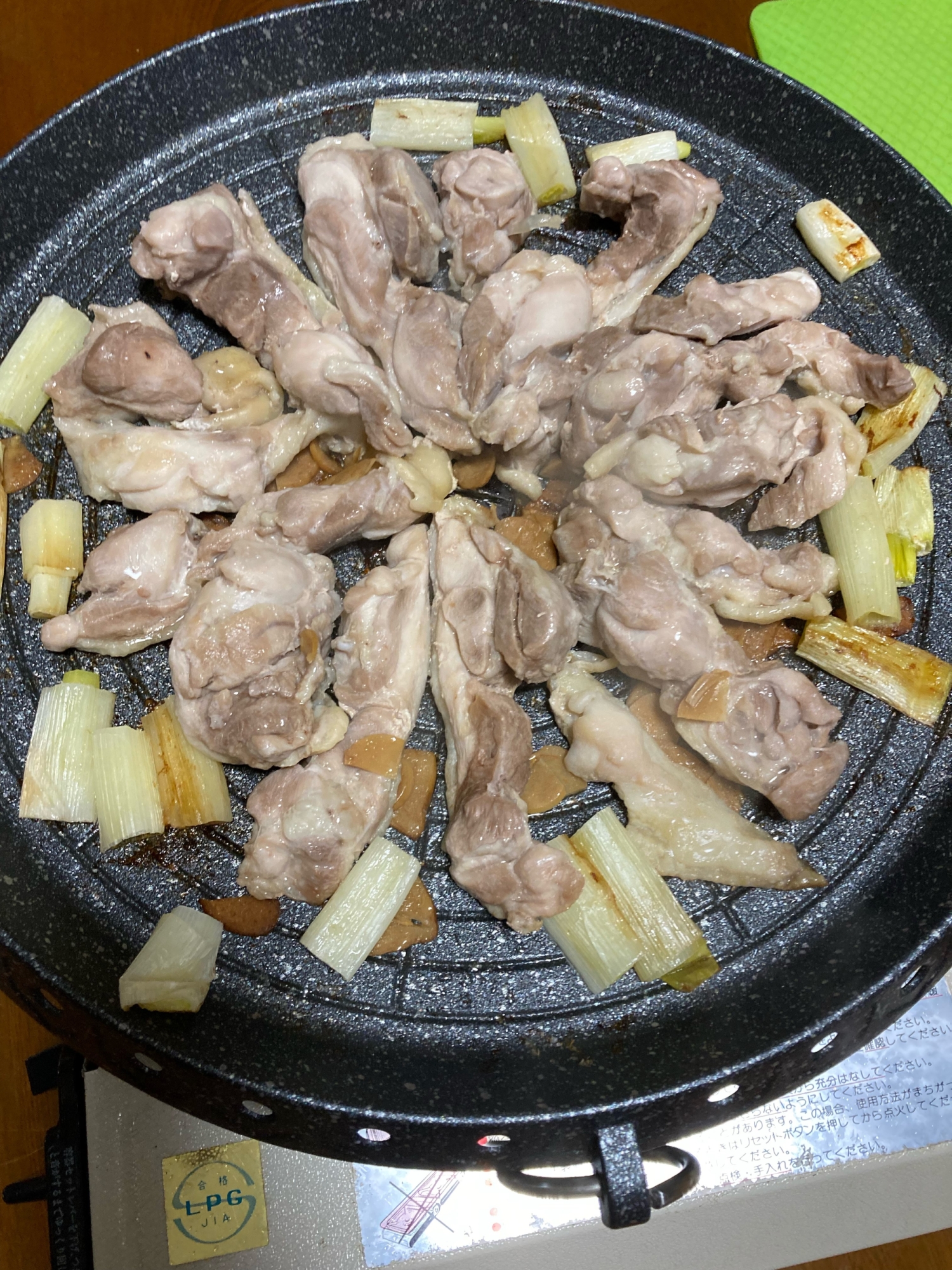 サムギョプサル鍋で《鶏モモとネギの焼き鳥もどき》