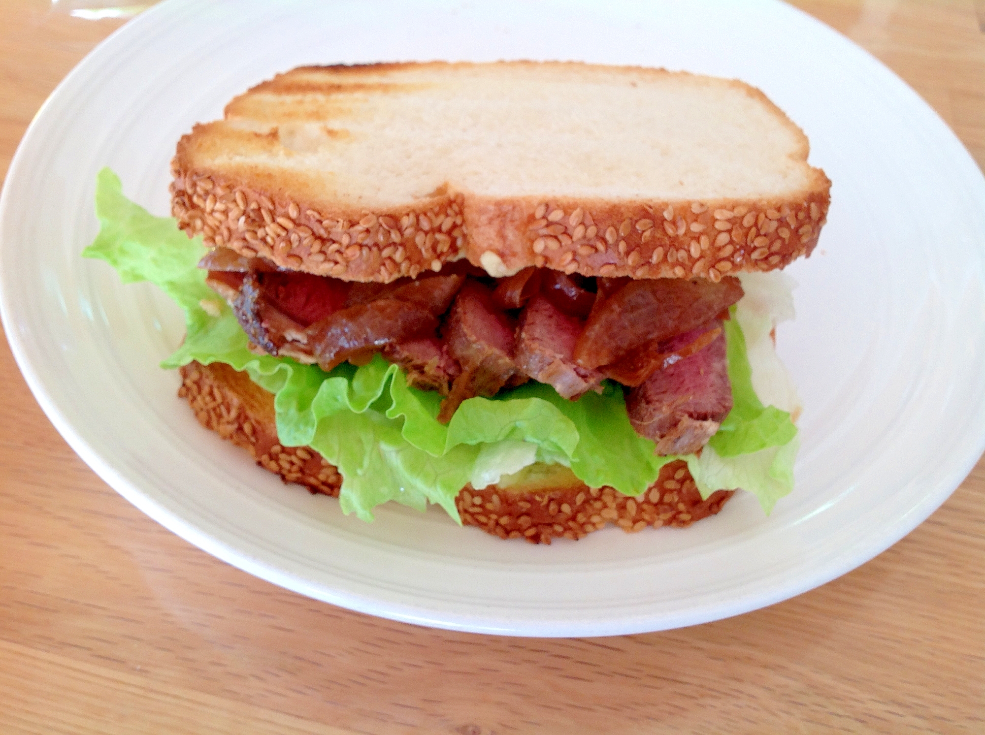 ステーキと炒めたタマネギの美味しいサンドイッチ