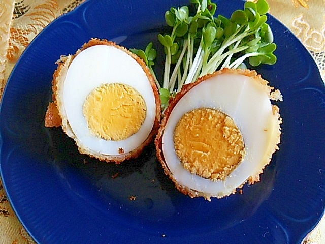 青い丸皿に盛り付けたゆで卵フライ