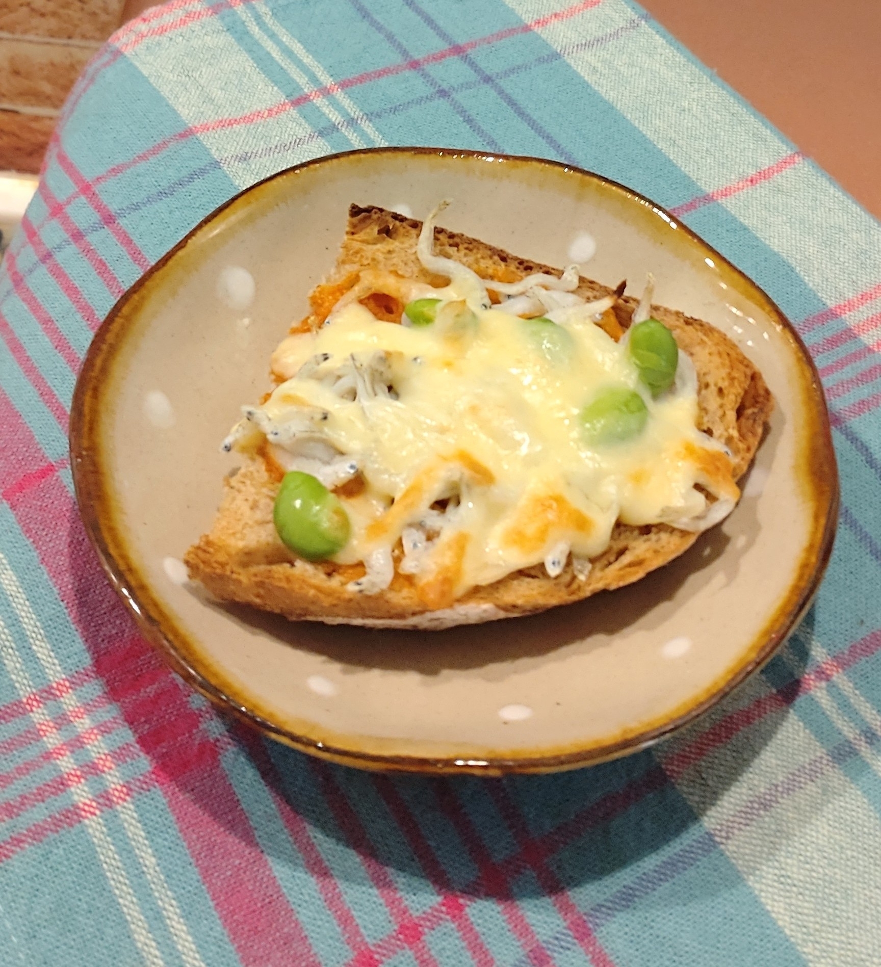枝豆としらすのチーズピザ