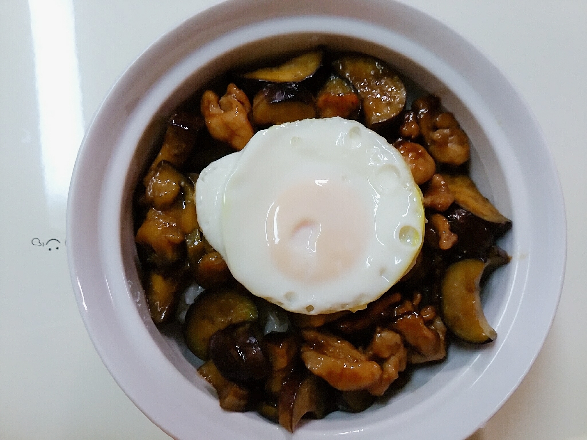 茄子豚肉丼目玉焼き乗せ