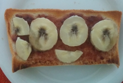 バナナと苺ジャムのトースト