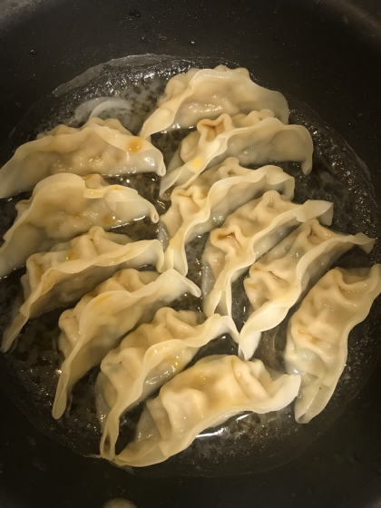 ふっくらパリッと♪冷凍餃子の美味しい焼き方✧˖°