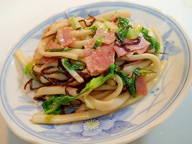 ほんだしで　ベーコンと昆布佃煮とサラダ菜の焼き饂飩